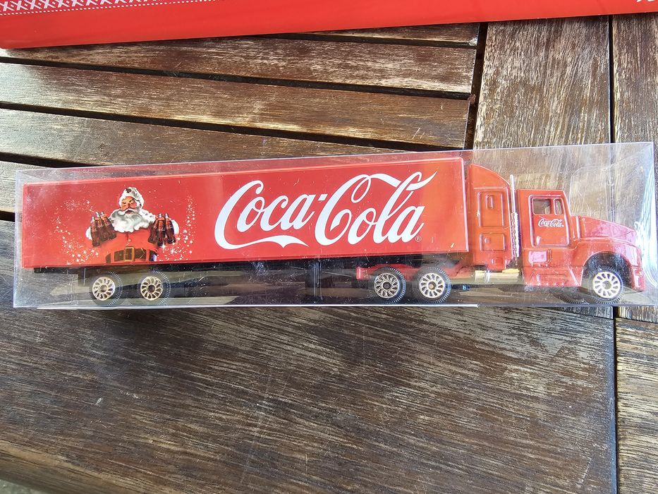 Coca cola , Fanta , Monster ключодържател , значка, камион , стойка