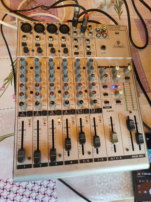 Vand boxă activa si un bass