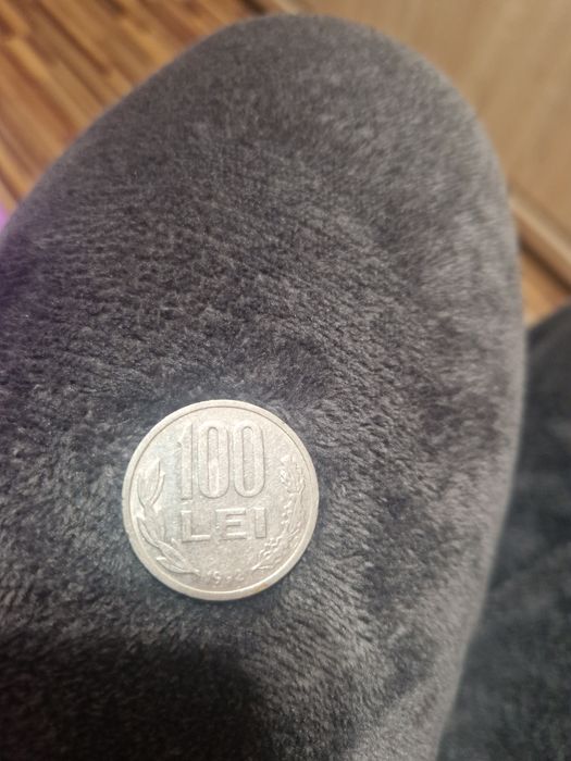 Vand monezi de 100 lei