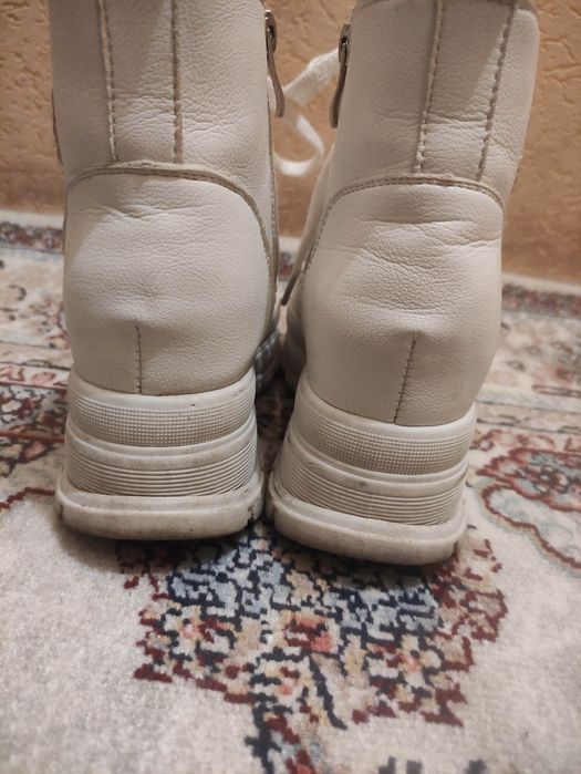 Сапоги белые срочно продали