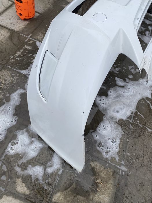 Продам бампер лада приора белый