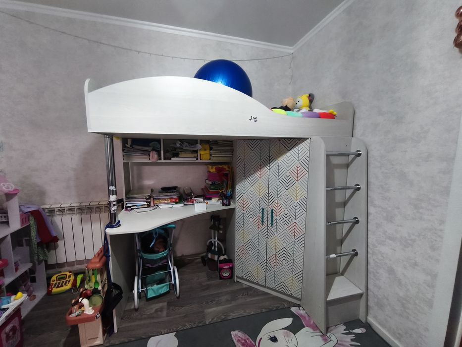 Продам детский уголок-кровать чердак