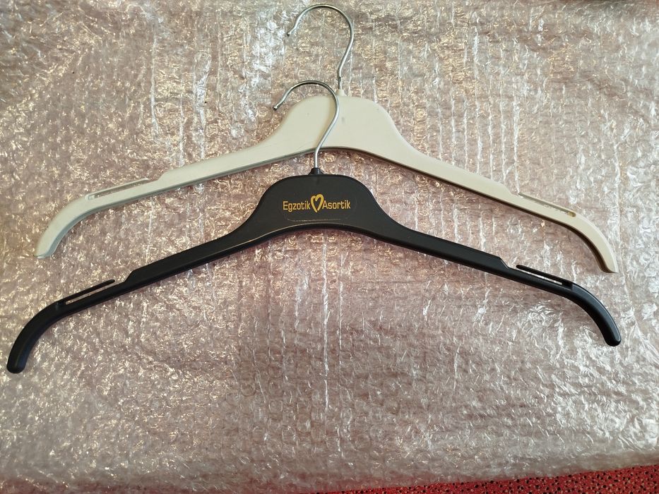 Продам вешалки (плечики).