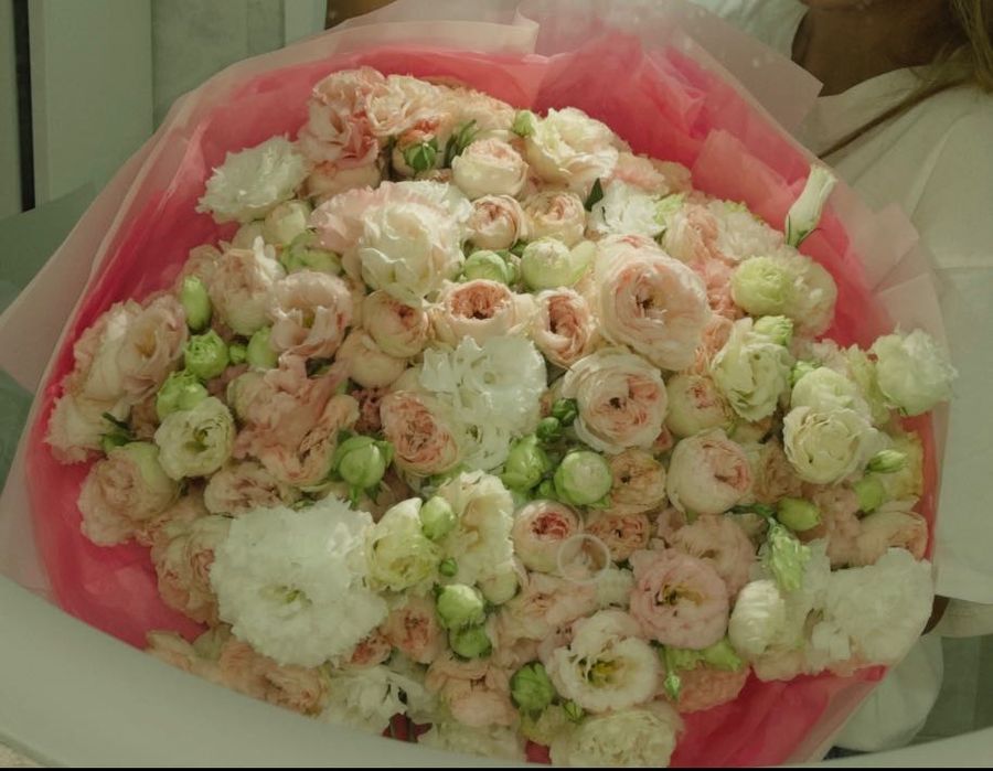 пышный букет кустовых роз и эустомы