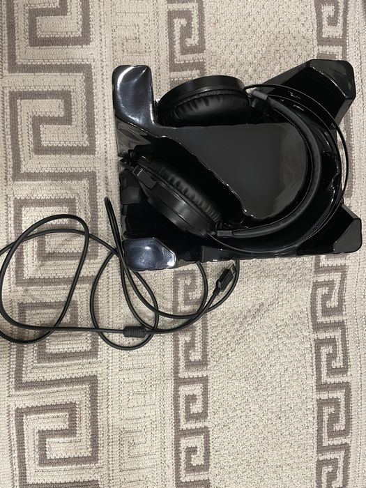 Продам подставку,наушники.