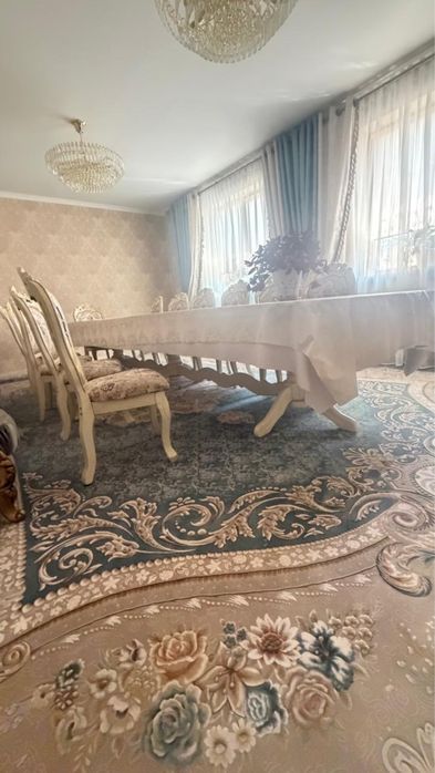 Стол и стуля для гостинной