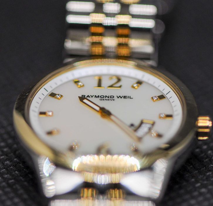 Швейцарски дамски часовник с диаманти - Raymond Weil Freelancer