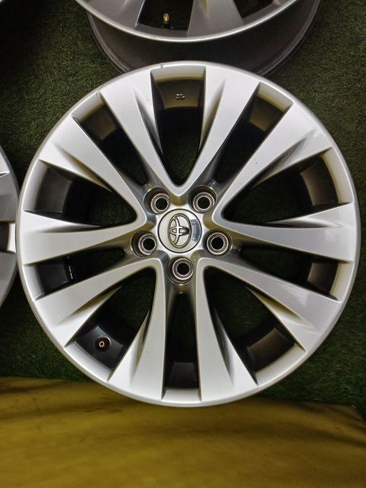 Диски R18 5x114.3 на Toyota.