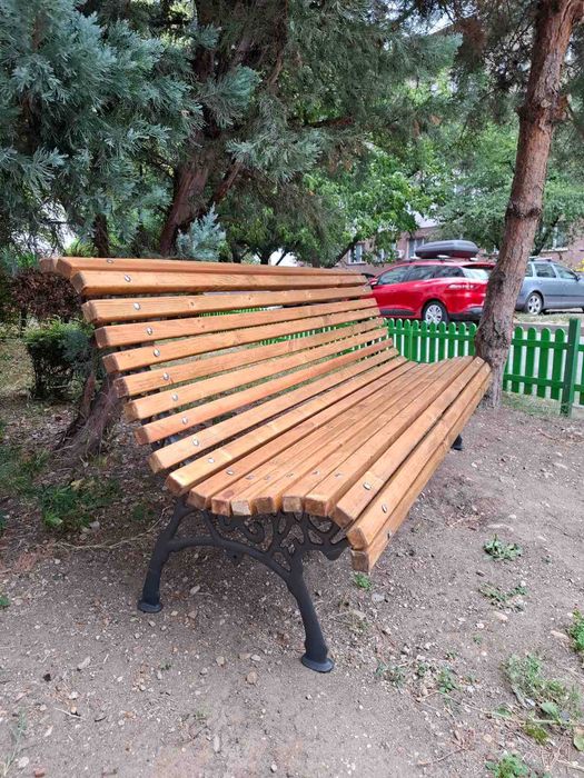 Дървена пейка с чугунени крака