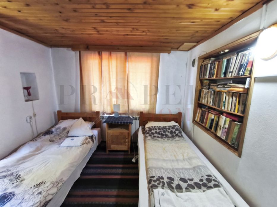 Продажба Къща гр. Елена - с. Донковци 280m² и двор 5880m²