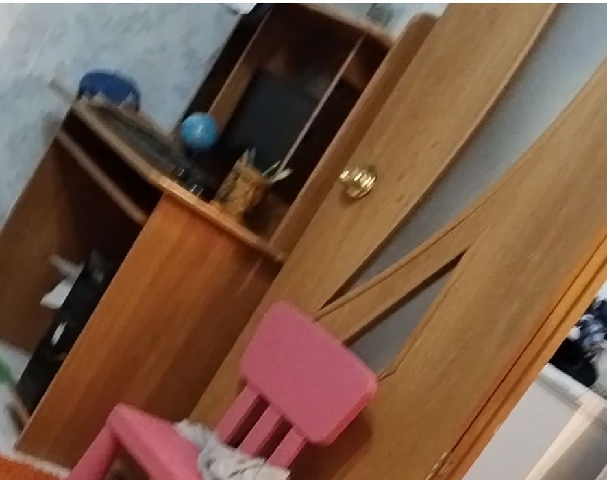 Компьютер, стол.