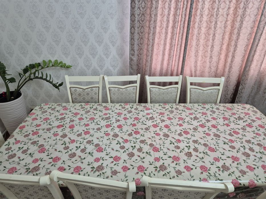 Продаётся стол со стульями в гостиную!