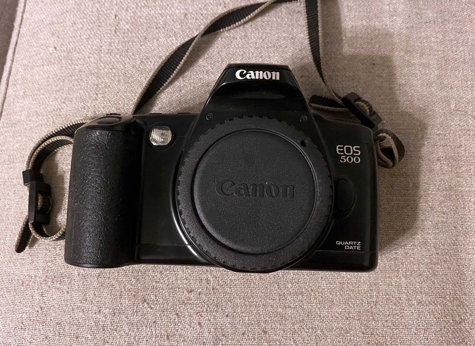 Canon EOS 500 Quartz Date body pe film 35mm compatibil EF
