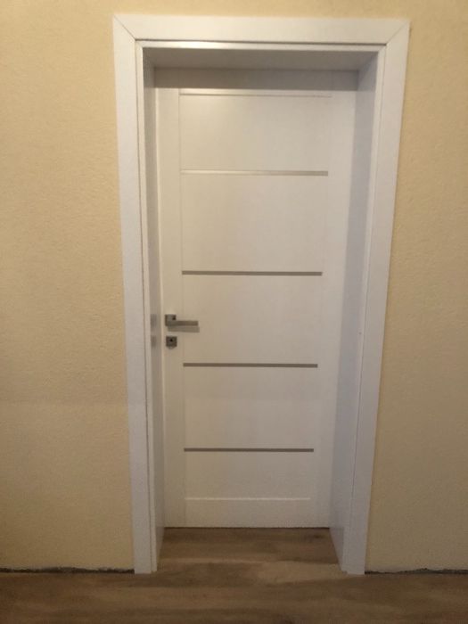 Usi din lemn masiv si mbf vopsite