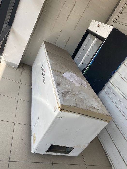 Продам холодильники 2 ветринные 1 морозильник