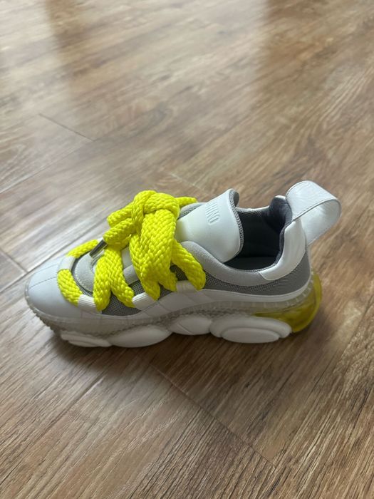 Vand adidasi Moschino