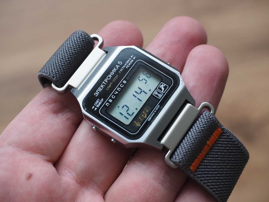 Ceas sovietic digital Elektronika 5, NOU, în cutie orig., curea nouă