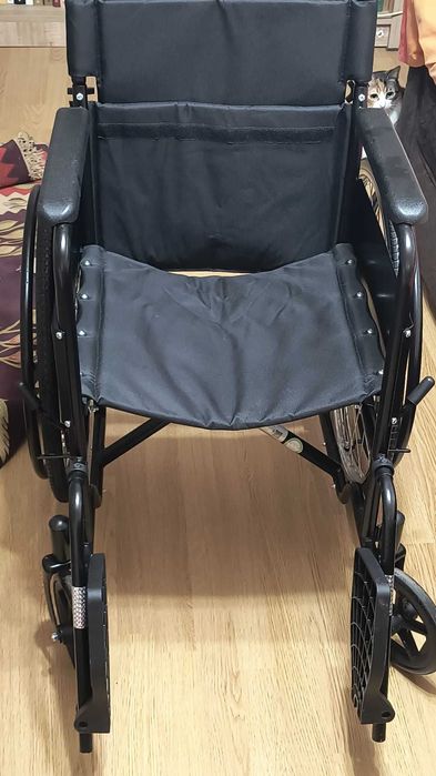 Vând scaun cu rotile