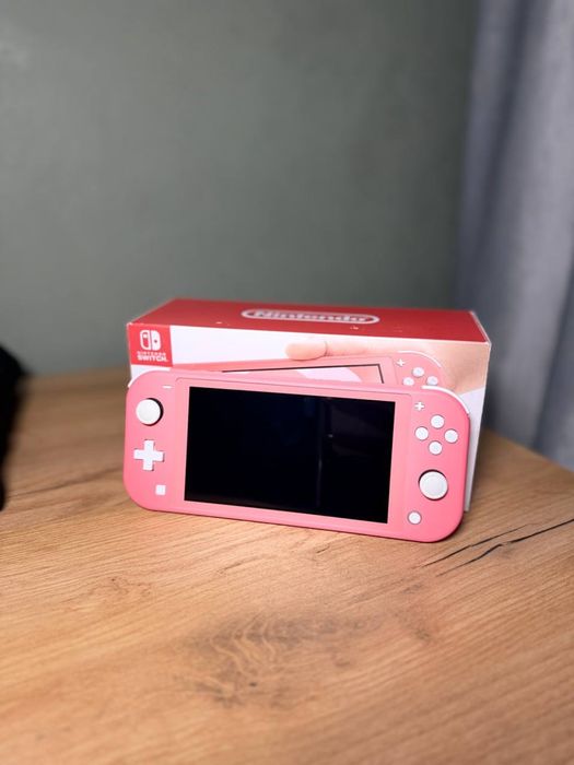 Nintendo Switch Lite, кораллового цвета