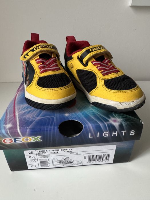 Светещи обувки Geox
