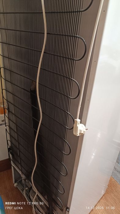 Хладилник с долен фризер AEG