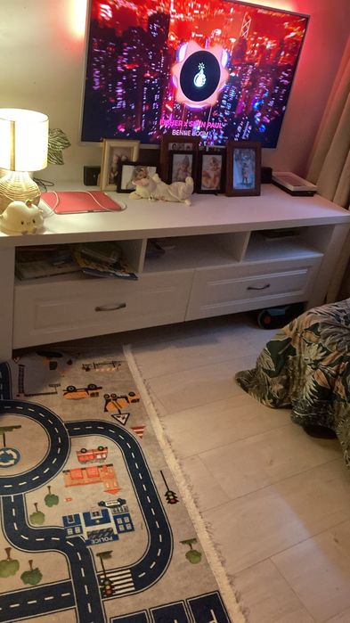 Vând comoda in stare foarte buna