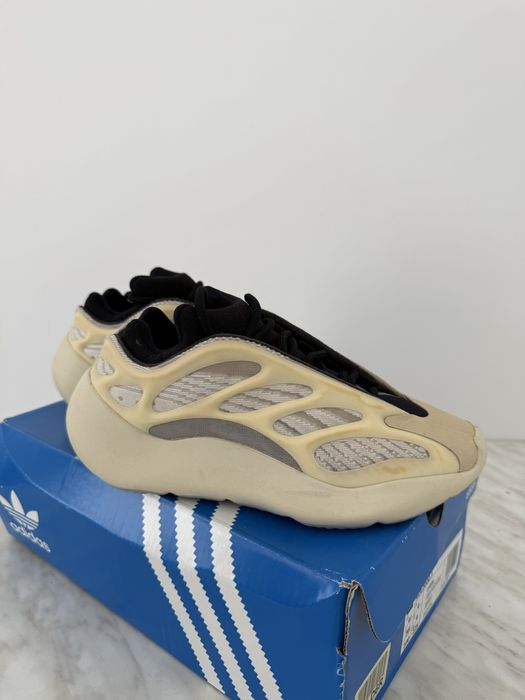 Vând Yeezy 700 V3 Azael