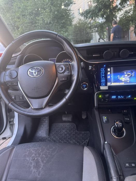 Vand Toyota Auris Touring Sport Hibryd 2015 Facelift