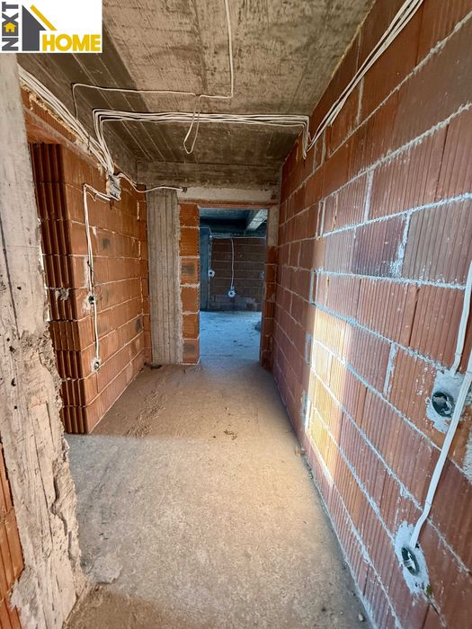 Самостоятелна триетажна къща с гаражи и дворно място