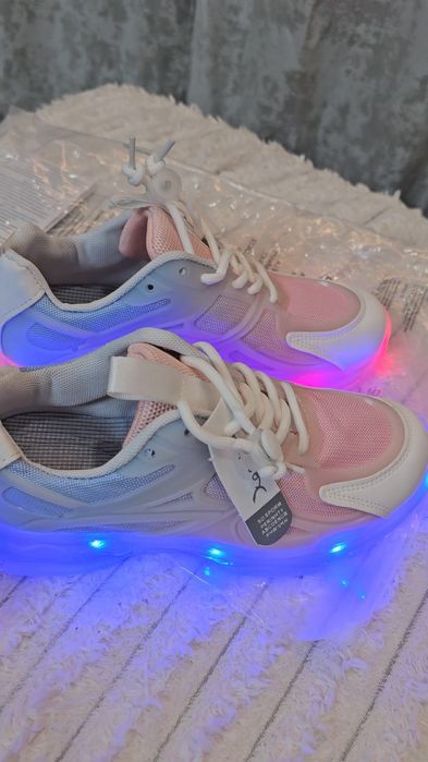 Кроссовки новые для девочки