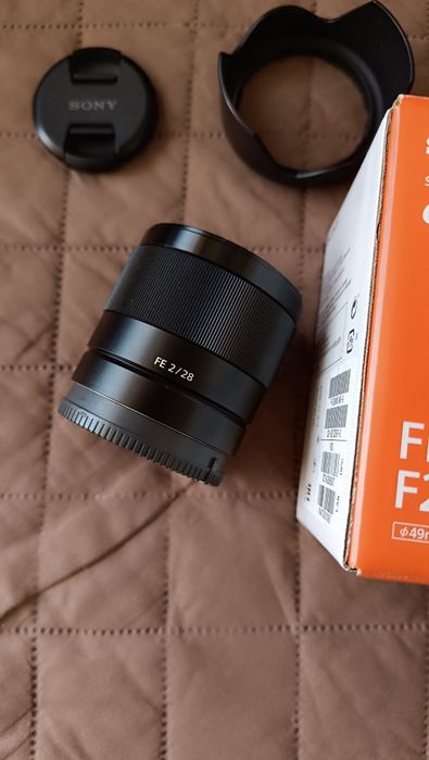 Sony E 2/28 обективът като нов