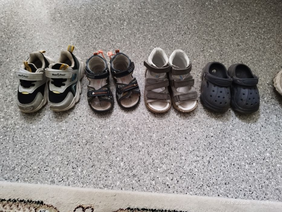 Продаю обувь.  По 500 тг каждая