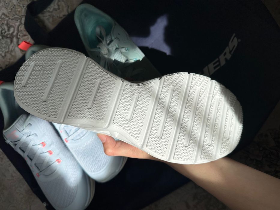 Продаю новые кроссовки Skechers ( оригинал )