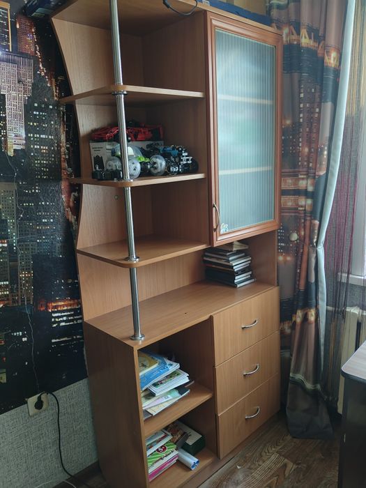 Продам шкаф книжный