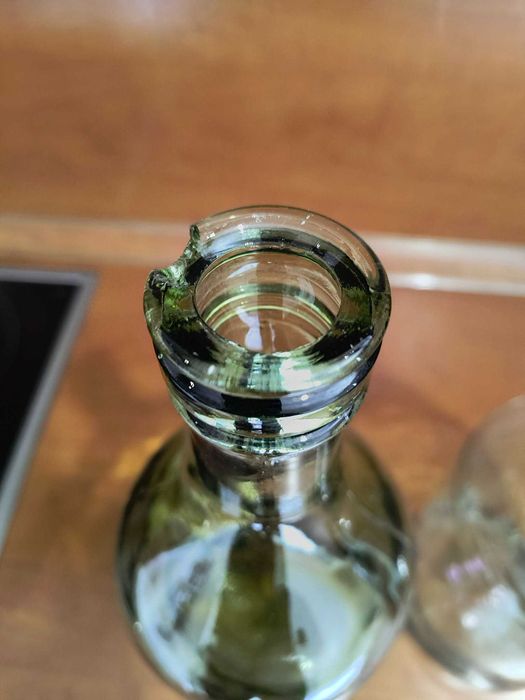 Стъклен буркан и бутилка