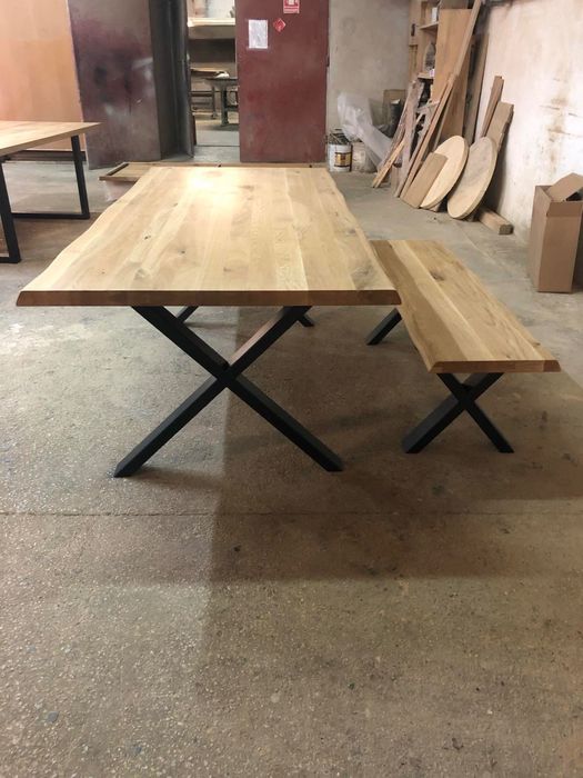 Трапезна маса от дъбов масив с метални прахово боядисани крака