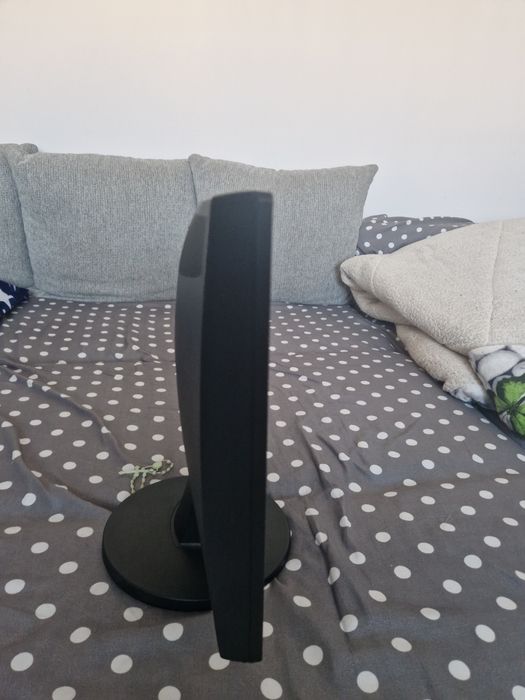 Vând Monitor funcțional fără unitate și cablu de încărcare...