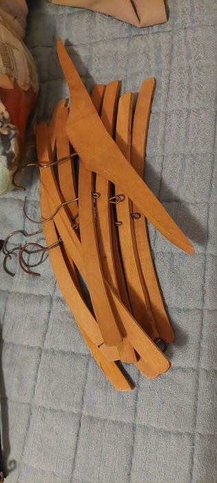 Lot 25 umerașe haine mixte (metal, lemn, plastic, cauciucate)