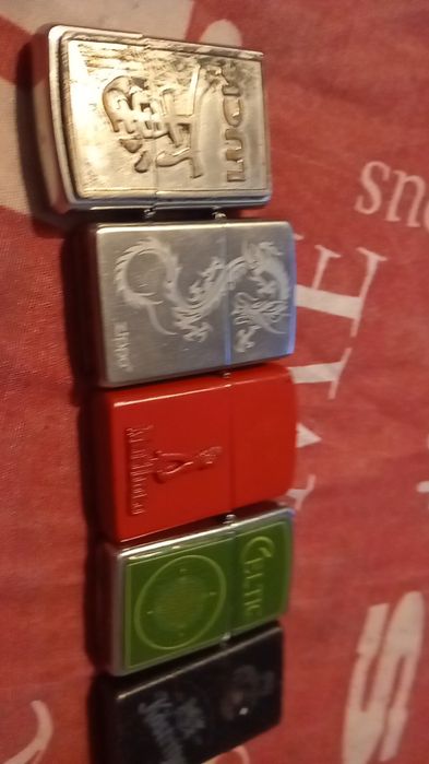 Vând brichete metalice