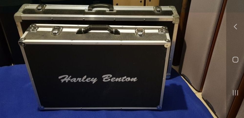 Valiza casse scule cabluri consola mixer microfon drona laptop lumini