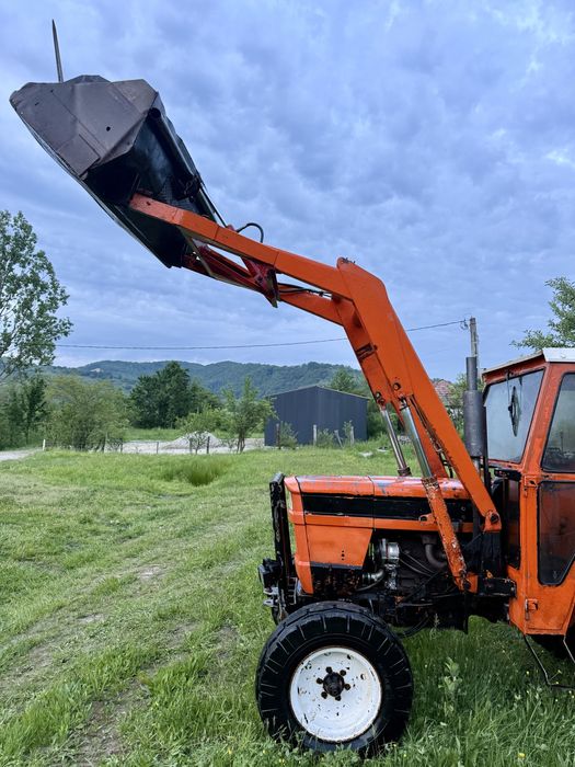 Încarcator frontal pt tractor fiat 640 ,600, 550 cu furcă si cupă