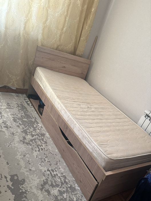 Отдам кровать с матрасом даром