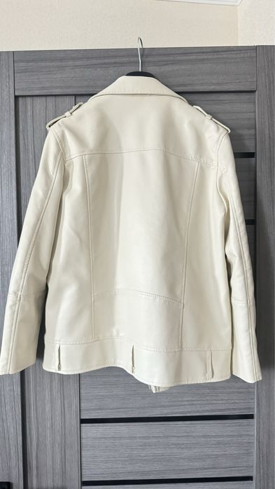 Кожаная куртка молочная