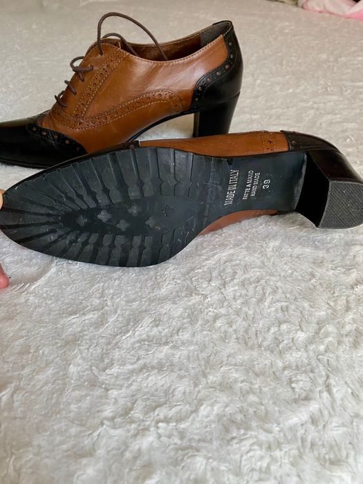 Дамски обувки с нисък ток и връзки