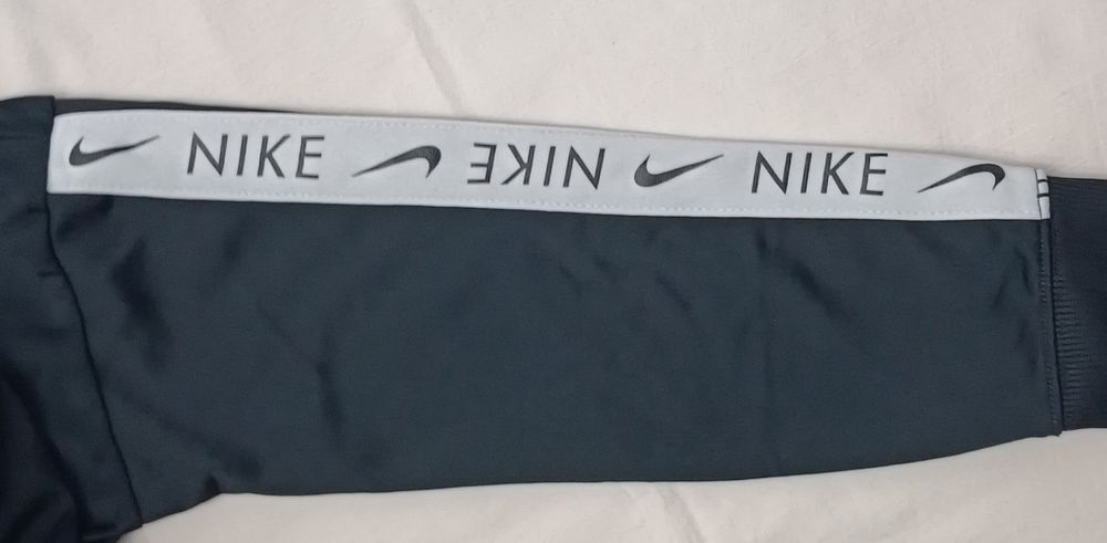 Nike NSW Repeat Logo Sweatshirt оригинално горнище ръст 146-156см Найк