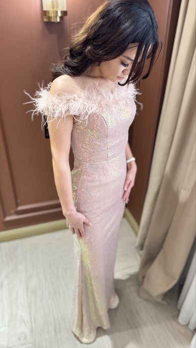 Вечернее платье с пайетками и перьями