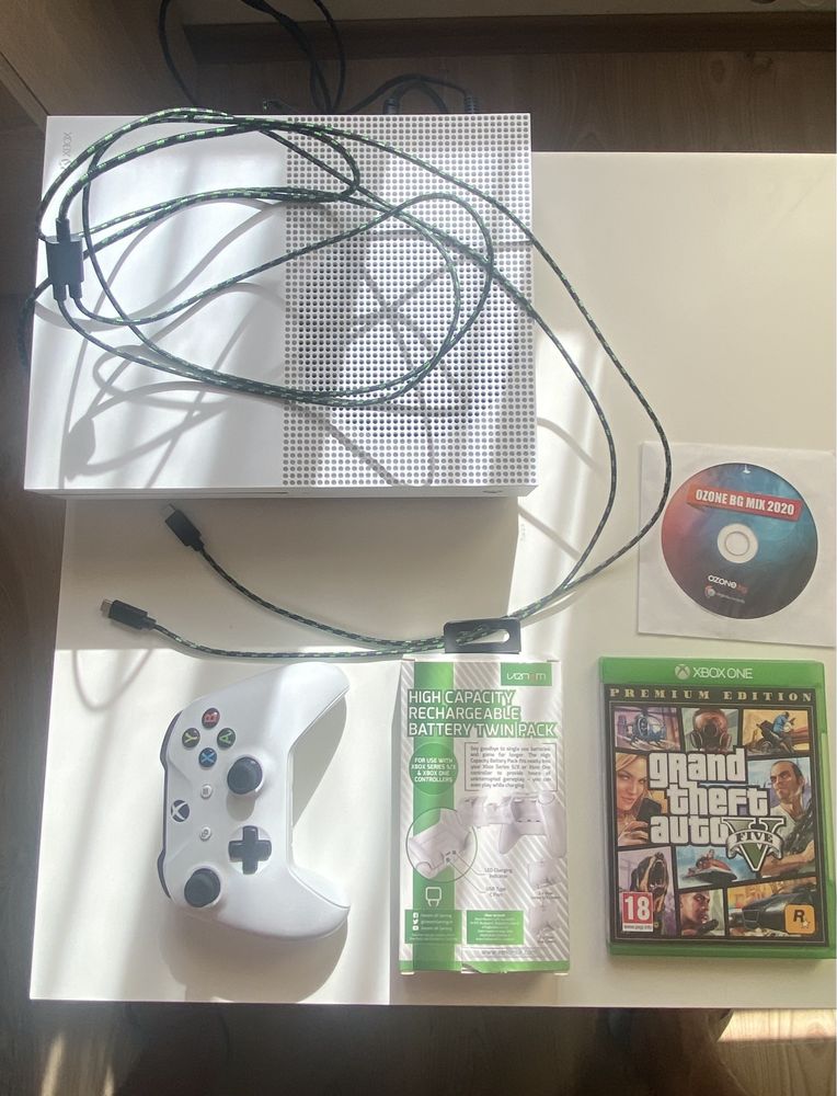 Xbox One S, 1 TB, батерии-Play and Charge Kit за Xbox+подарък гр