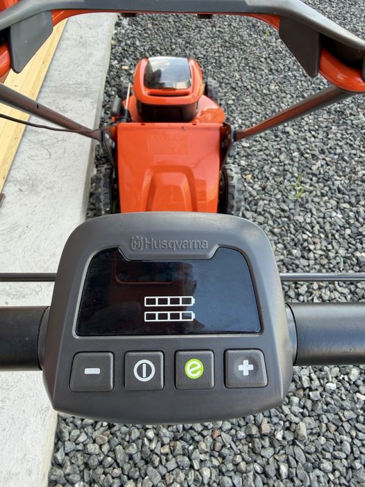 Husqvarna masina de tuns iarba pe acumulatori
