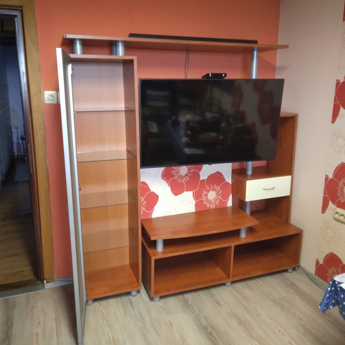 ТВ шкаф със затворена витрина