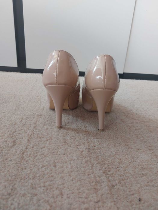 Обувки на висок ток